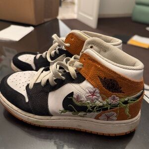 Nike AIR JORDAN 1 MID “Basketball Blossom” Size 4.5